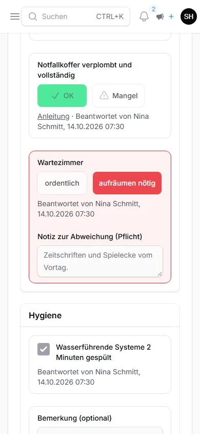 Eine Checkliste am Handy: Der Punkt Wartezimmer ist als Abweichung rot markiert und verlangt eine Notiz